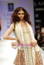 Model walks the ramp for Rehane Show at Lakme Winter fashion week day 4 on 20th Sept 2010 (36).JPG